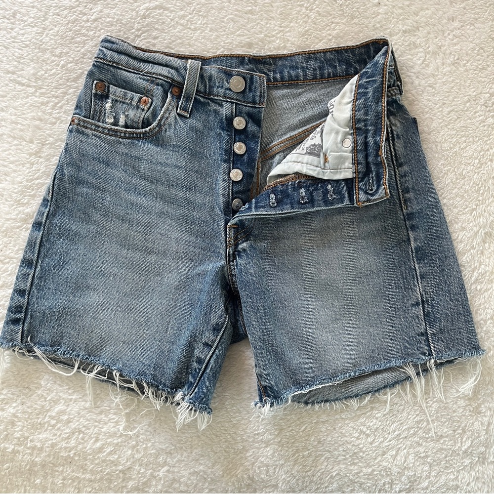 Levi 501 shorts size 24